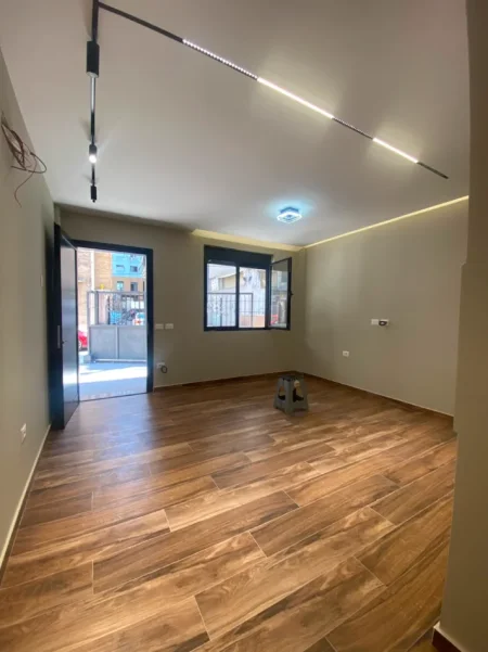Tirane, jepet me qera ambjent biznesi Kati 0, 208 m² 4.000 € (21 Dhjetori)