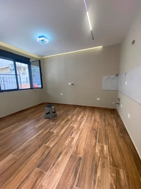 Tirane, jepet me qera ambjent biznesi Kati 0, 208 m² 4.000 € (21 Dhjetori)