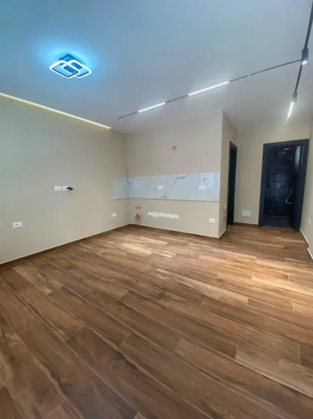 Tirane, jepet me qera ambjent biznesi Kati 0, 208 m² 4.000 € (21 Dhjetori)