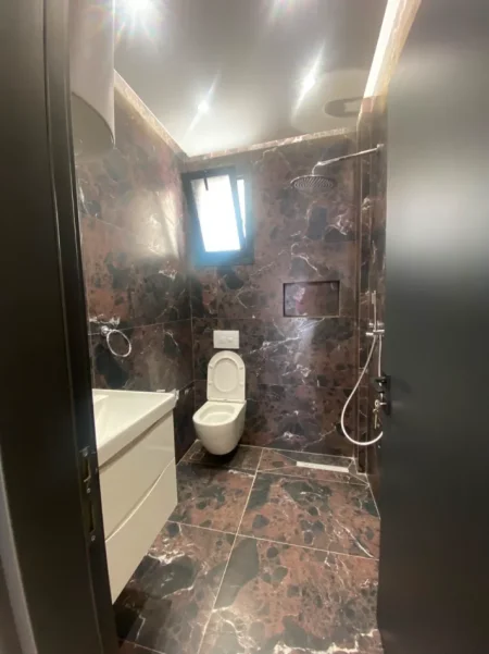Tirane, jepet me qera ambjent biznesi Kati 0, 208 m² 4.000 € (21 Dhjetori)