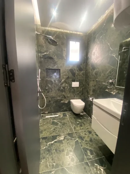 Tirane, jepet me qera ambjent biznesi Kati 0, 208 m² 4.000 € (21 Dhjetori)