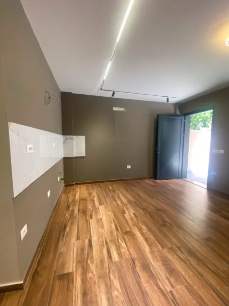 Tirane, jepet me qera ambjent biznesi Kati 0, 208 m² 4.000 € (21 Dhjetori)
