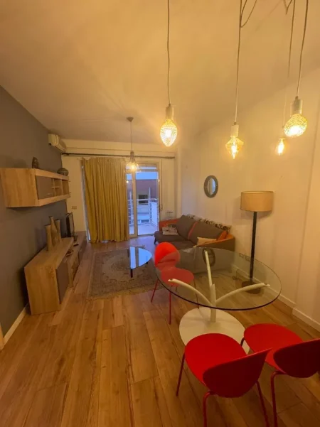 Tirane, jepet me qera apartament 1+1 Kati 3, 65 m² 550 € (Kapiten Mirzoti ,Liqeni i Thate)