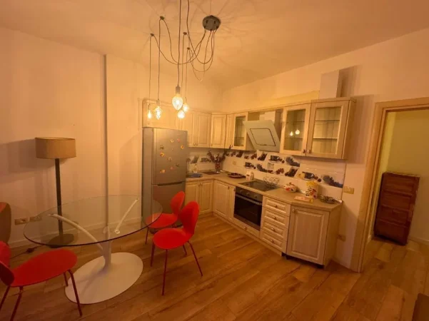Tirane, jepet me qera apartament 1+1 Kati 3, 65 m² 550 € (Kapiten Mirzoti ,Liqeni i Thate)