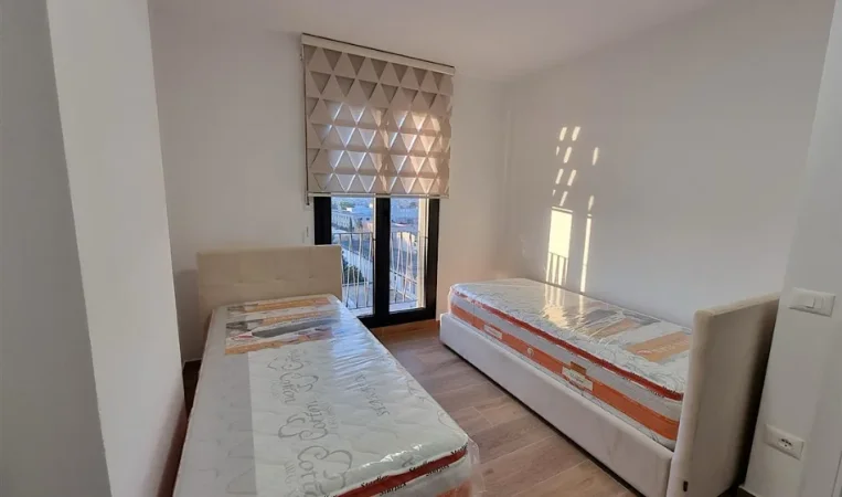 Tirane, jepet me qera 2+1 Kati 8, 100 m² 750 € 