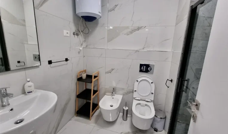 Tirane, jepet me qera 2+1 Kati 8, 100 m² 750 € 