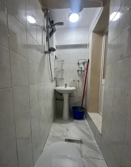 Tirane, jepet me qera apartament 1+1 Kati 1, 60 m² 400 € (KOMISARIATI NR 1)