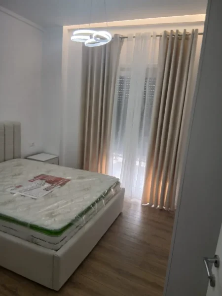 Tirane, jepet me qera apartament 2+1 Kati 1, 90 m² 500 € (SAUK)