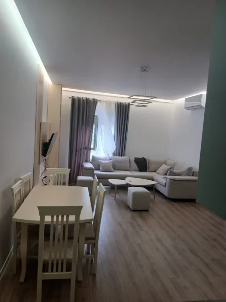 Tirane, jepet me qera apartament 2+1 Kati 1, 90 m² 500 € (SAUK)