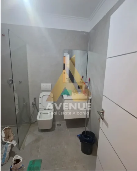 Tirane, jepet me qera apartament 2+1+Ballkon Kati 11, 90 m² 800 € (rruga kavajes)