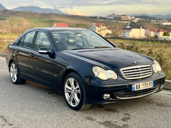 Tirane, shitet makine Benz C230 Sport Edition 2005 Benzin, blu 350.000 km 3.700 €