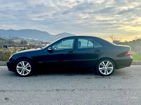 Tirane, shitet makine Benz C230 Sport Edition 2005 Benzin, blu 350.000 km 3.700 €