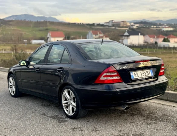 Tirane, shitet makine Benz C230 Sport Edition 2005 Benzin, blu 350.000 km 3.700 €