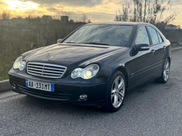 Tirane, shitet makine Benz C230 Sport Edition 2005 Benzin, blu 350.000 km 3.700 €