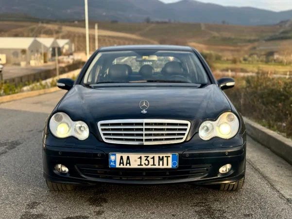 Tirane, shitet makine Benz C230 Sport Edition 2005 Benzin, blu 350.000 km 3.700 €