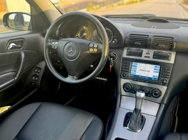 Tirane, shitet makine Benz C230 Sport Edition 2005 Benzin, blu 350.000 km 3.700 €