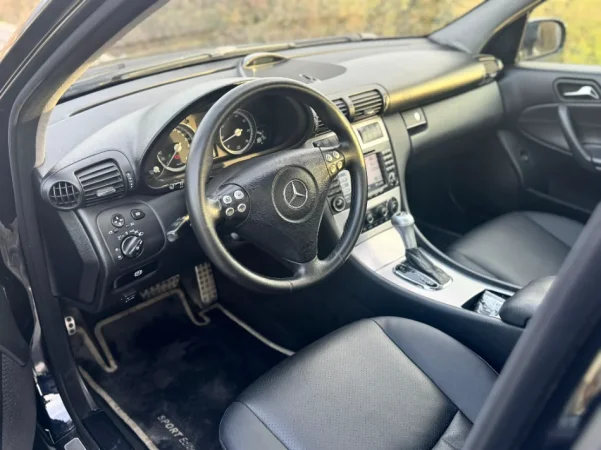 Tirane, shitet makine Benz C230 Sport Edition 2005 Benzin, blu 350.000 km 3.700 €