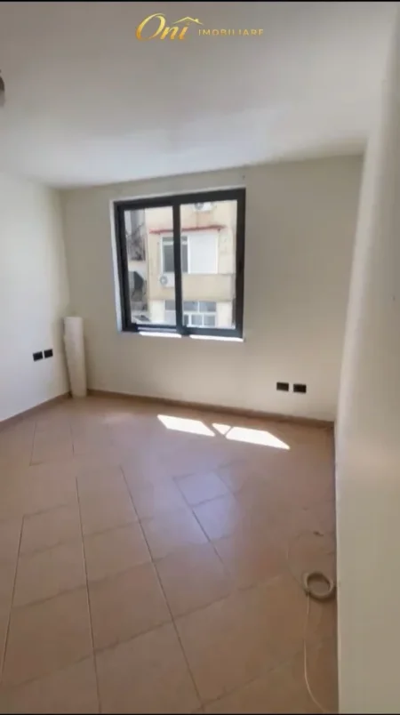 Tirane, jepet me qera zyre Kati 3, 70 m² 650 € (BLLOK)