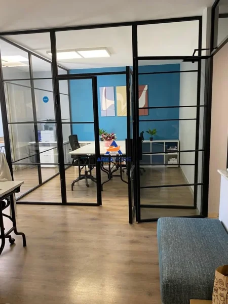 Tirane, jepet me qera zyre Kati 5, 132 m² 1.500 € (Tirana, Tirana Municipality, Tirana County, Central Albania, 1001-1028, Albania)