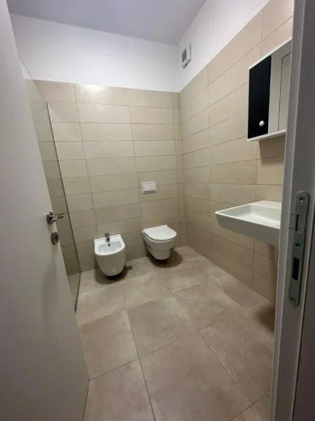 Tirane, jepet me qera apartament 1+1+Ballkon Kati 4, 86 m² 600 € (Rruga ”Haxhi Hafiz Sabri Koci”)