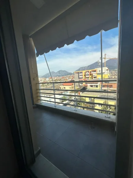 Tirane, jepet me qera apartament 1+1+Ballkon Kati 4, 86 m² 600 € (Rruga ”Haxhi Hafiz Sabri Koci”)