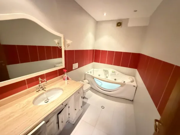 Tirane, jepet me qera apartament 3+1 Kati 8, 190 m² 1.150 € (skender luarasi)
