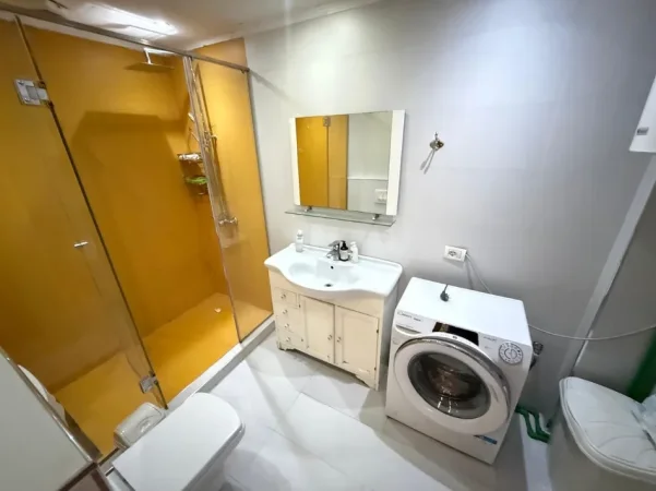 Tirane, jepet me qera apartament 3+1 Kati 8, 190 m² 1.150 € (skender luarasi)