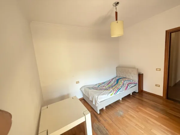 Tirane, jepet me qera apartament 3+1 Kati 8, 190 m² 1.150 € (skender luarasi)