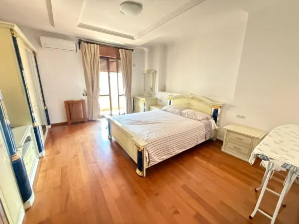 Tirane, jepet me qera apartament 3+1 Kati 8, 190 m² 1.150 € (skender luarasi)