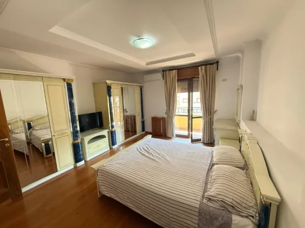 Tirane, jepet me qera apartament 3+1 Kati 8, 190 m² 1.150 € (skender luarasi)