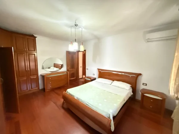 Tirane, jepet me qera apartament 3+1 Kati 8, 190 m² 1.150 € (skender luarasi)