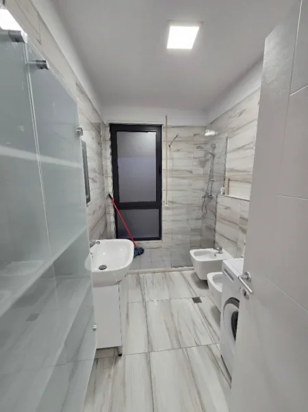 Tirane, jepet me qera apartament 1+1+Ballkon Kati 2, 70 m² 600 € (FUSHA E ALI DEMIT)