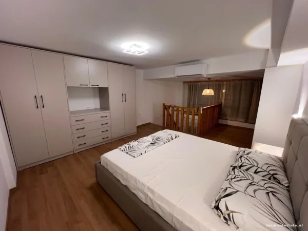 Tirane, jepet me qera apartament duplex 1+1+Ballkon Kati 0, 50 m² 500 € (shkolla e kuqe)