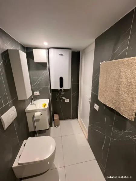 Tirane, jepet me qera apartament duplex 1+1+Ballkon Kati 0, 50 m² 500 € (shkolla e kuqe)