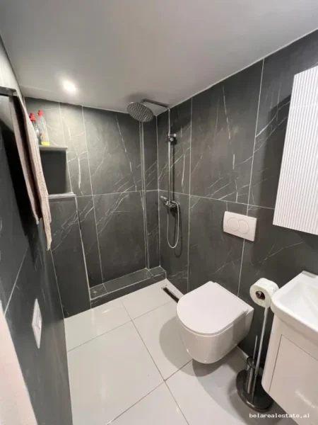 Tirane, jepet me qera apartament duplex 1+1+Ballkon Kati 0, 50 m² 500 € (shkolla e kuqe)