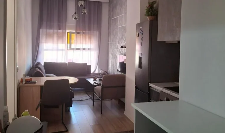 Tirane, jepet me qera apartament 1+1+Ballkon Kati 8, 65 m² 500 € (rruga ali dem)