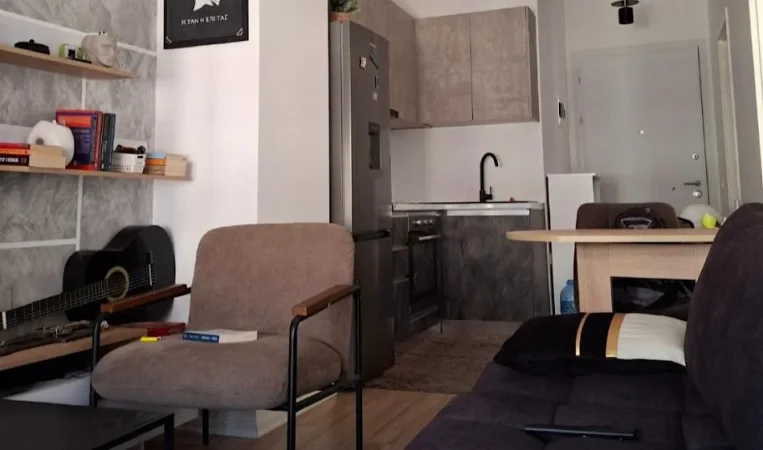 Tirane, jepet me qera apartament 1+1+Ballkon Kati 8, 65 m² 500 € (rruga ali dem)