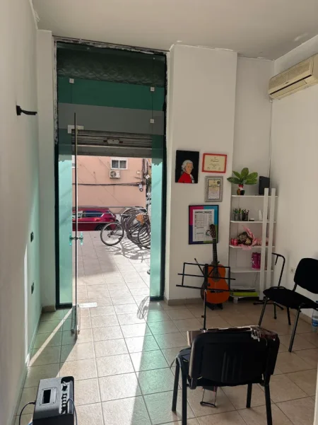 Tirane, jepet me qera ambjent biznesi Kati 0, 18 m² 260 € (Rruga deshmoret e Kater Shkurtit)