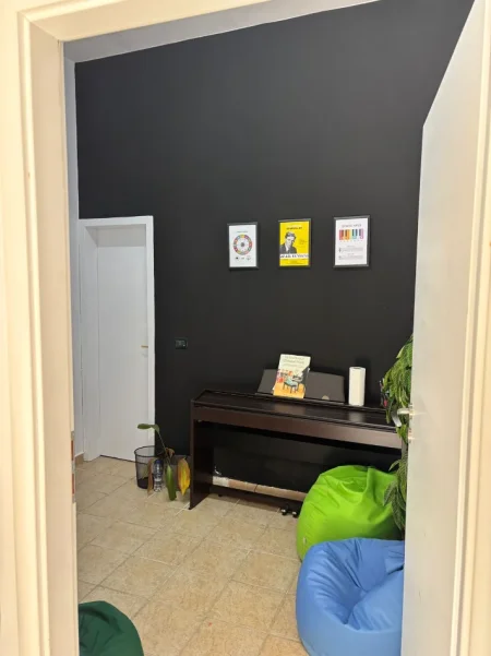 Tirane, jepet me qera ambjent biznesi Kati 0, 18 m² 260 € (Rruga deshmoret e Kater Shkurtit)