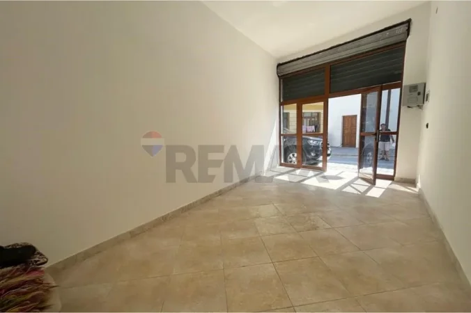 Vlore, jepet me qera dyqan Kati 0, 30 m² 250 € (Rruga Ali Demi, pran Muradies, Vlorë)
