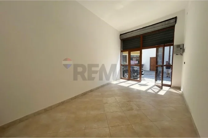 Vlore, jepet me qera dyqan Kati 0, 30 m² 250 € (Rruga Ali Demi, pran Muradies, Vlorë)