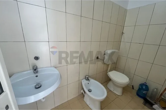 Vlore, jepet me qera dyqan Kati 0, 30 m² 250 € (Rruga Ali Demi, pran Muradies, Vlorë)