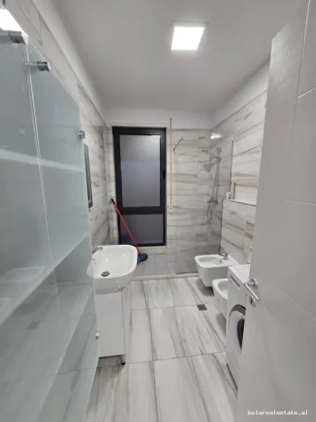 Tirane, jepet me qera apartament 1+1+Ballkon Kati 2, 65 m² 625 € (ali demi)