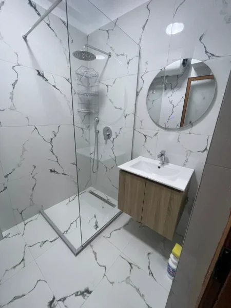 Tirane, jepet me qera apartament 1+1+Ballkon Kati 4, 50 m² 630 € (Rruga Hoxha tasim)