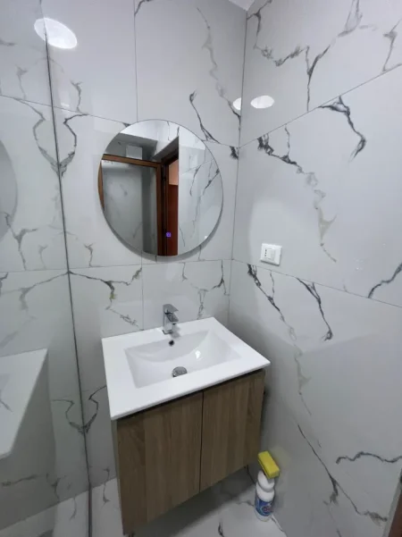 Tirane, jepet me qera apartament 1+1+Ballkon Kati 4, 50 m² 630 € (Rruga Hoxha tasim)