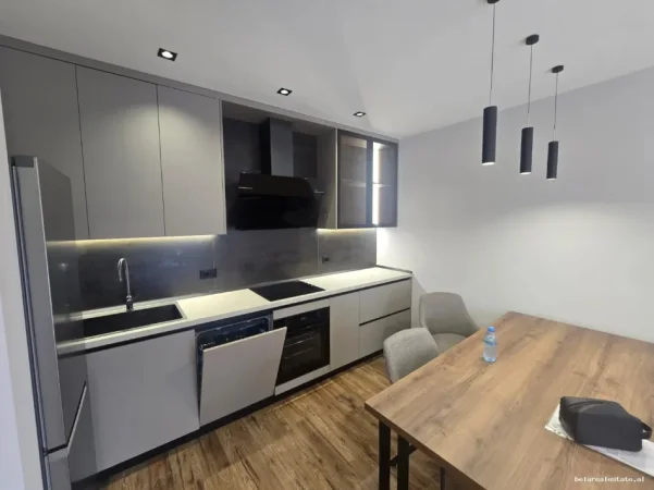 Tirane, jepet me qera apartament 1+1+Ballkon Kati 6, 72 m² 700 € (ali demi)