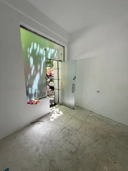 Tirane, jepet me qera ambjent biznesi Kati 0, 15 m² 350 € (Don Bosko, prane Supermarket Viva)