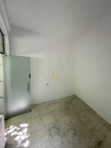 Tirane, jepet me qera ambjent biznesi Kati 0, 15 m² 350 € (Don Bosko, prane Supermarket Viva)