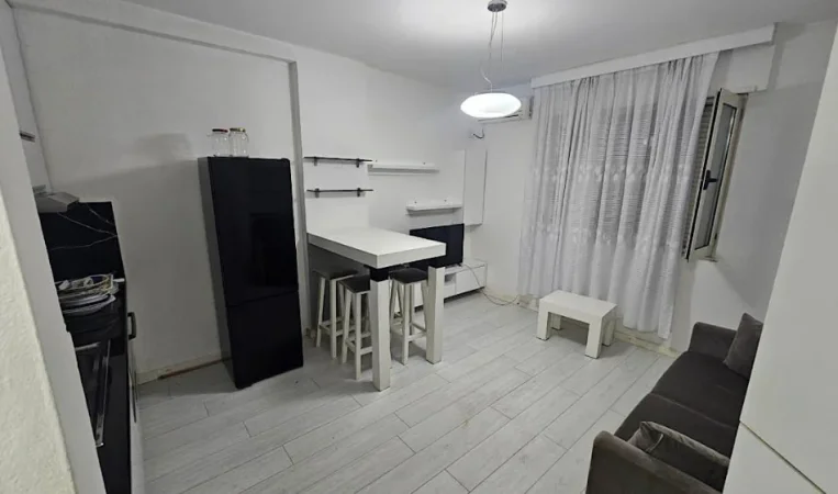 Tirane, jepet me qera garsonier 1+1 Kati 2, 26 m² 300 € (Rruga Rrapo Hekali)