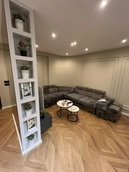 Tirane, jepet me qera apartament 1+1 Kati 1, 650 € (Kodra e Diellit 1)
